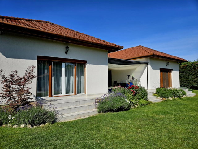 Eladó családi ház, Szadán 239.9 M Ft, 5+1 szobás