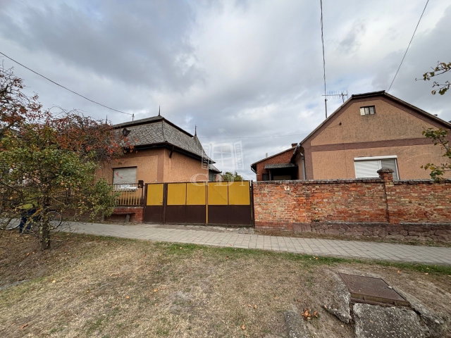 Eladó családi ház, Ászáron 29.99 M Ft, 5 szobás