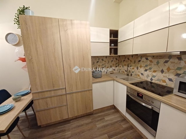 Eladó téglalakás, Budapesten, VI. kerületben 44.9 M Ft, 1 szobás