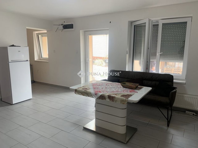 Eladó családi ház, Vecsésen 299.9 M Ft, 1 szobás