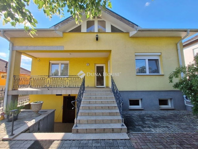 Eladó családi ház, Öttevényen 249 M Ft, 7 szobás