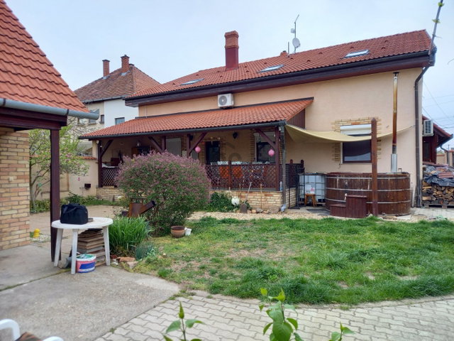 Eladó családi ház, Baján 96.5 M Ft, 6 szobás
