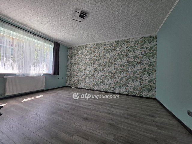 Eladó téglalakás, Pápán 39.99 M Ft, 2 szobás