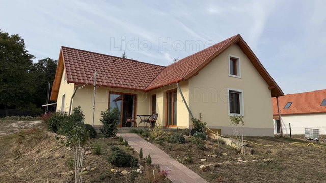 Eladó családi ház, Zánkán 199 M Ft, 4 szobás