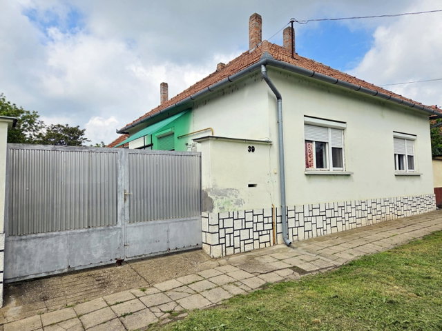 Eladó családi ház, Garán 16 M Ft, 4 szobás