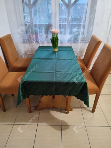 Eladó családi ház, Szárligeten 90.5 M Ft, 7 szobás