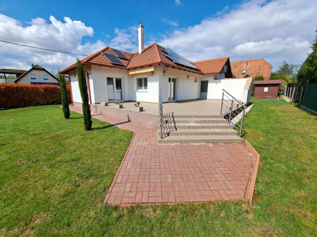Eladó családi ház, Balatonkenesén 180 M Ft, 3 szobás