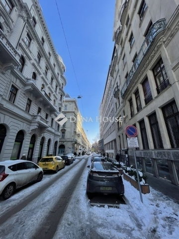 Eladó téglalakás, Budapesten, VI. kerületben 74.5 M Ft, 1 szobás