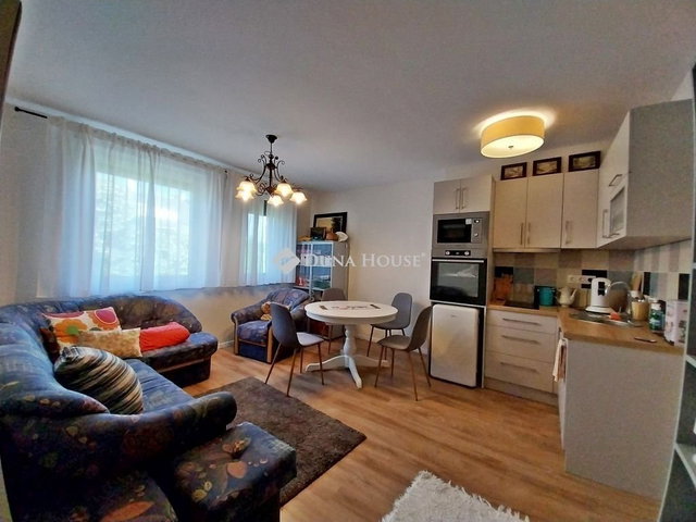 Eladó téglalakás, Szegeden 96 M Ft, 2+2 szobás