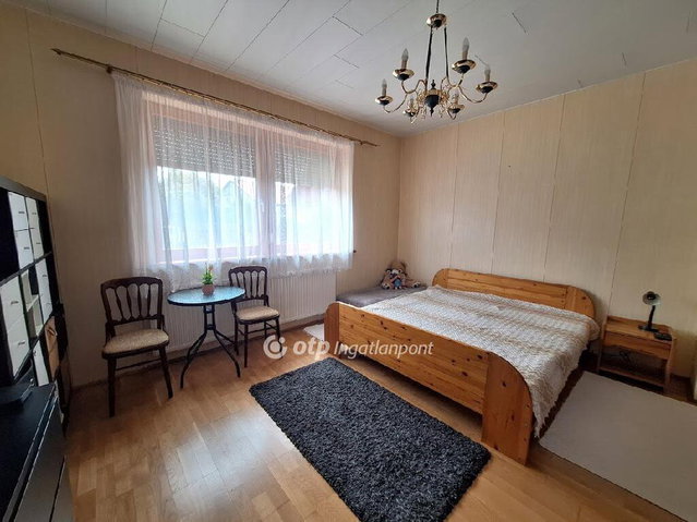 Eladó családi ház, Székesfehérvárott 169.9 M Ft, 9 szobás