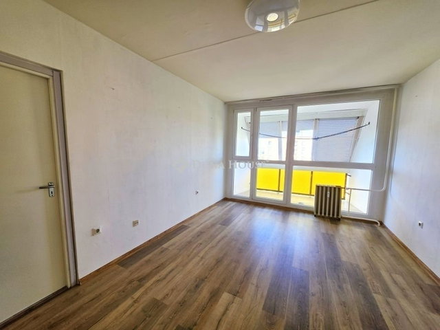 Eladó panellakás, Pécsett 44.9 M Ft, 3 szobás