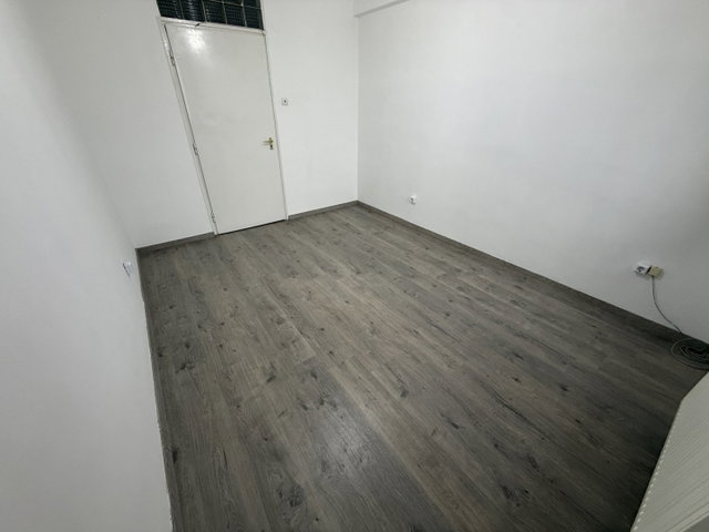 Kiadó iroda, Veszprémben, Óváros téren 80 E Ft / hó