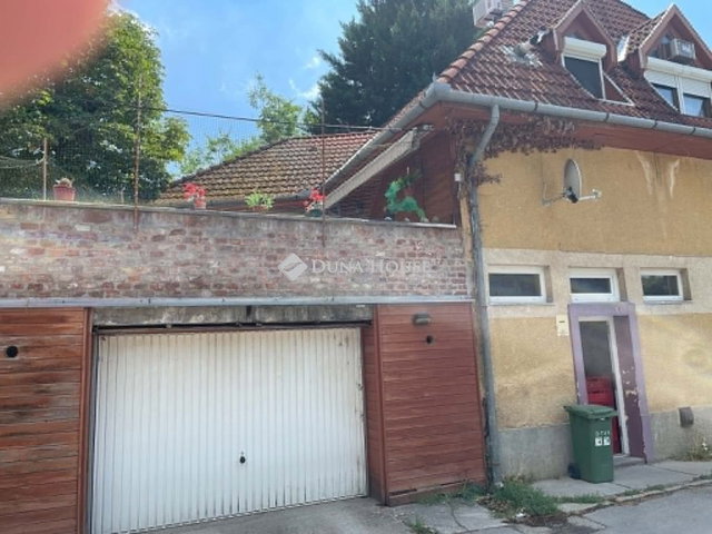 Eladó téglalakás, Pécsett 85 M Ft, 3 szobás