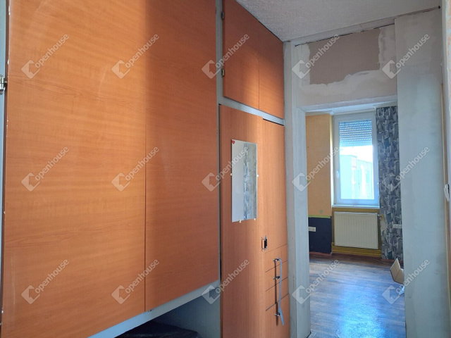 Eladó téglalakás, Komáromban 34.9 M Ft, 2+1 szobás
