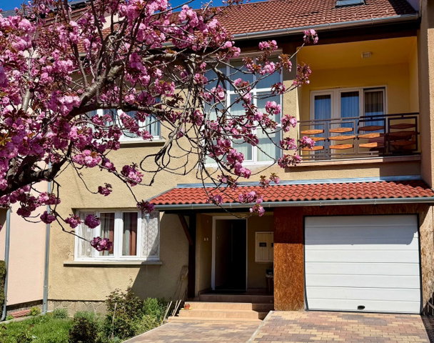 Eladó sorház, Sárváron 89 M Ft, 8 szobás / költözzbe.hu