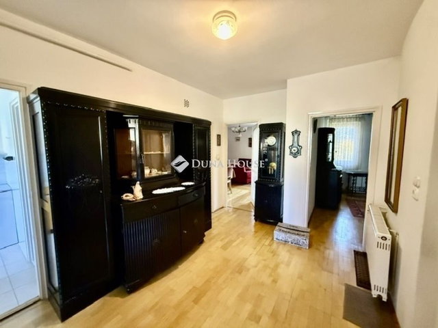 Eladó téglalakás, Pécsett 79 M Ft, 3 szobás