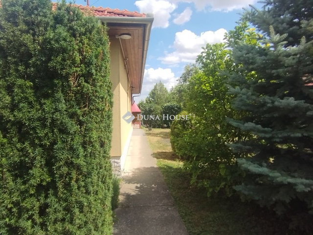 Eladó családi ház, Csákváron 108 M Ft, 4 szobás