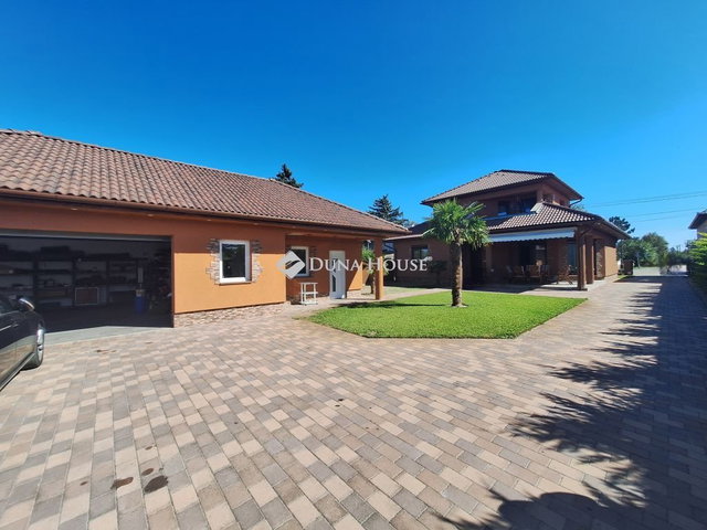 Eladó családi ház, Tiszaföldváron 180 M Ft, 6 szobás