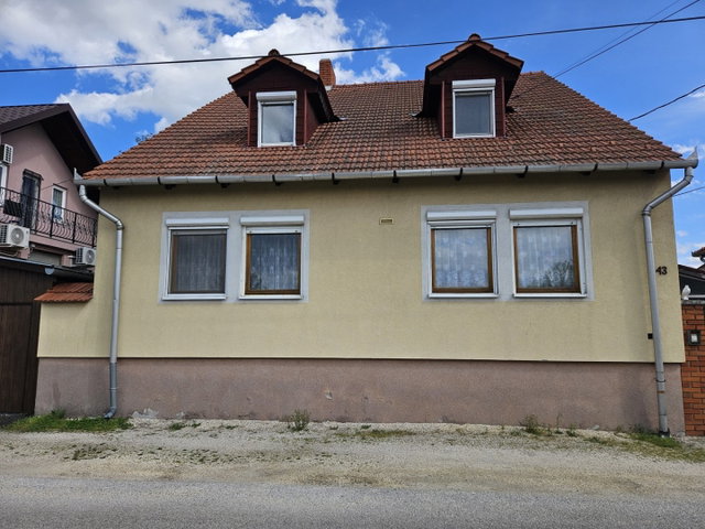 Eladó családi ház, Pápán 78 M Ft, 6 szobás