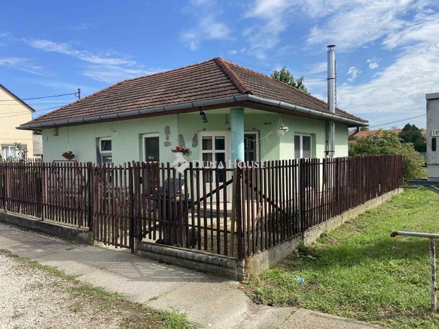 Eladó családi ház, Decsen 26.5 M Ft, 2 szobás