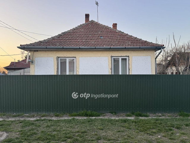 Eladó családi ház, Poroszlón 26 M Ft, 2 szobás
