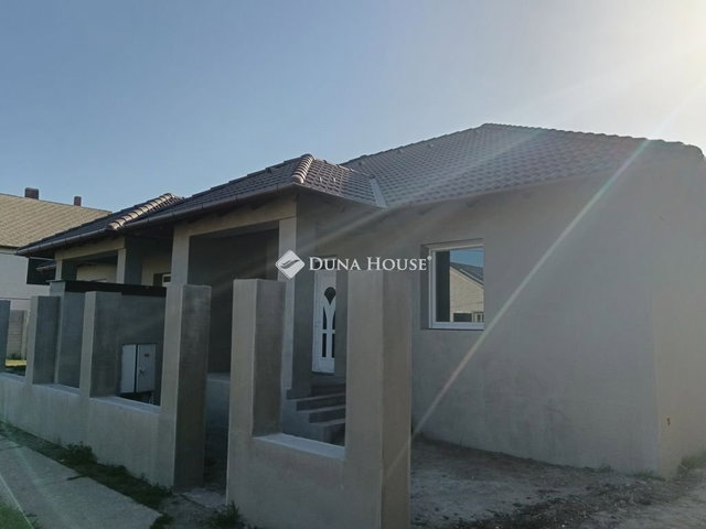 Eladó ikerház, Abonyban 81.5 M Ft, 3 szobás