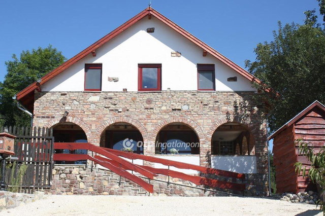 Eladó hotel, Herenden 750 M Ft, 14 szobás / költözzbe.hu