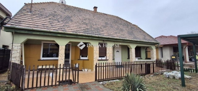 Eladó családi ház, Dunaharasztin 185 M Ft, 7 szobás
