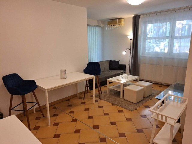 Kiadó téglalakás, albérlet, Szegeden 298 E Ft / hó, 1+2 szobás