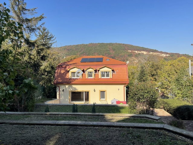 Eladó családi ház, Budapesten, II. kerületben 381.528 M Ft