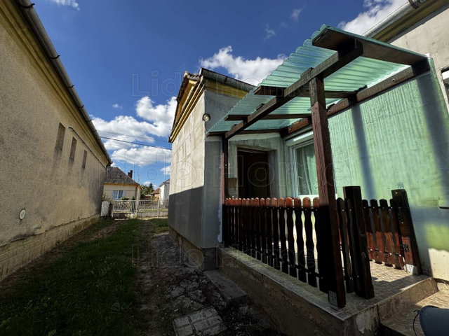 Eladó családi ház, Porrogszentkirályon 22.5 M Ft, 3 szobás