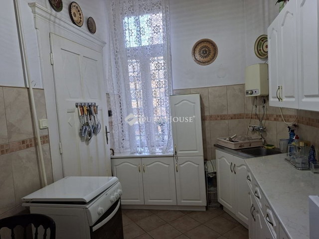 Eladó téglalakás, Budapesten, VI. kerületben 58 M Ft, 1 szobás