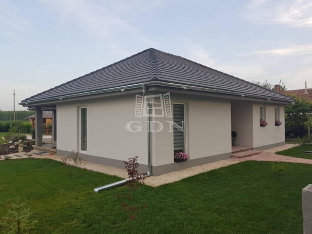 Eladó családi ház, Balatonmáriafürdőn 45.5 M Ft, 3 szobás
