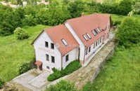 Eladó családi ház, Etyeken 219.9 M Ft, 10 szobás