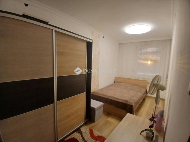 Eladó panellakás, Debrecenben 70 M Ft, 3 szobás