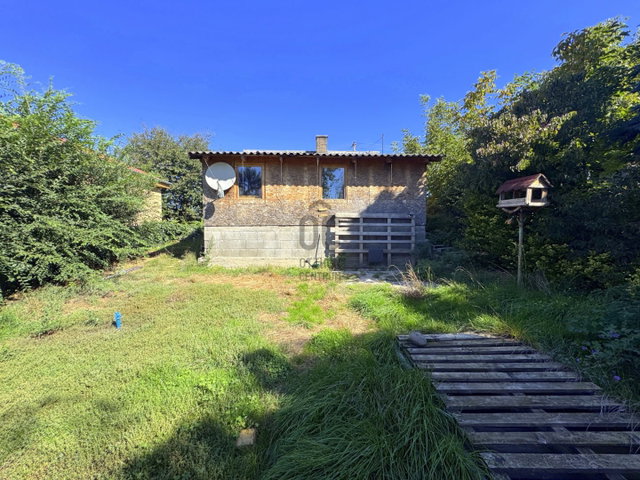 Eladó nyaraló, Vácon, Tavirózsa utcában 31.99 M Ft, 3 szobás