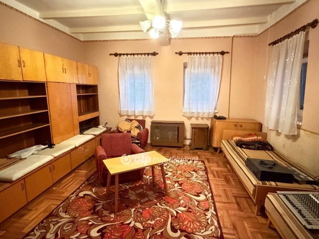Eladó családi ház, Szentistvánon 10.9 M Ft, 2 szobás