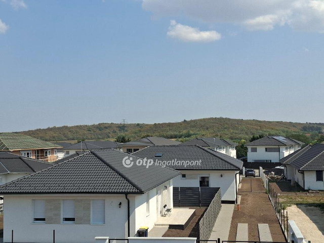 Eladó téglalakás, Mendén 74.9 M Ft, 4 szobás