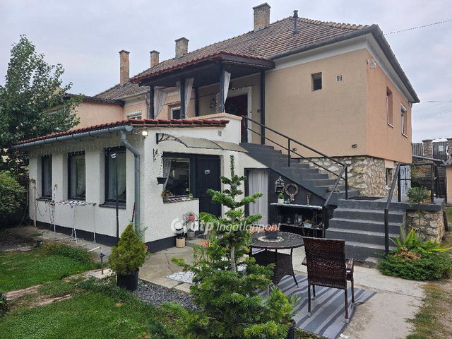 Eladó családi ház, Pápán 99 M Ft, 4 szobás