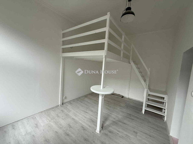 Eladó téglalakás, Budapesten, VI. kerületben 47.9 M Ft, 1 szobás
