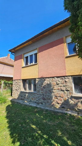 Eladó családi ház, Komlón, Gárdonyi Géza utcában 35.9 M Ft