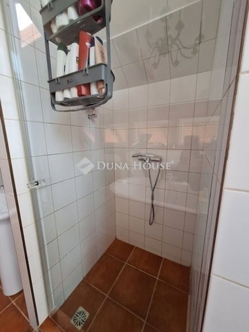 Eladó családi ház, Pécsett 130 M Ft, 4 szobás