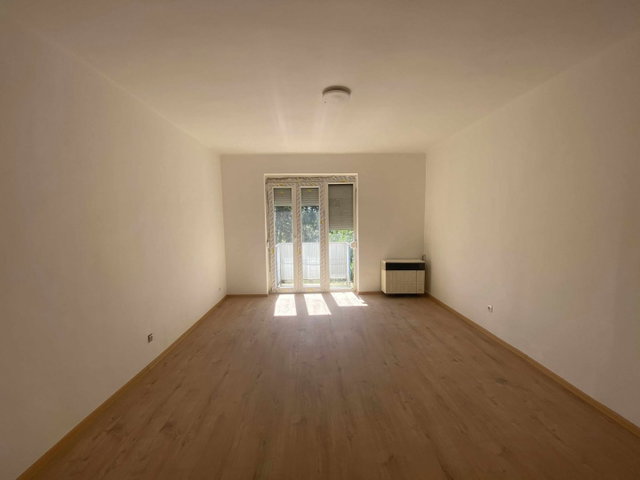 Eladó téglalakás, Komlón, Vörösmarty Mihály utcában 16.9 M Ft