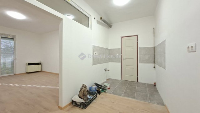 Eladó téglalakás, Komlón 16.9 M Ft, 2 szobás