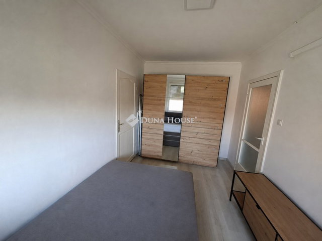 Eladó panellakás, Szegeden 62 M Ft, 3 szobás