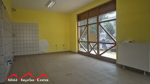 Kiadó üzlethelyiség, Békéscsabán 300 E Ft / hó