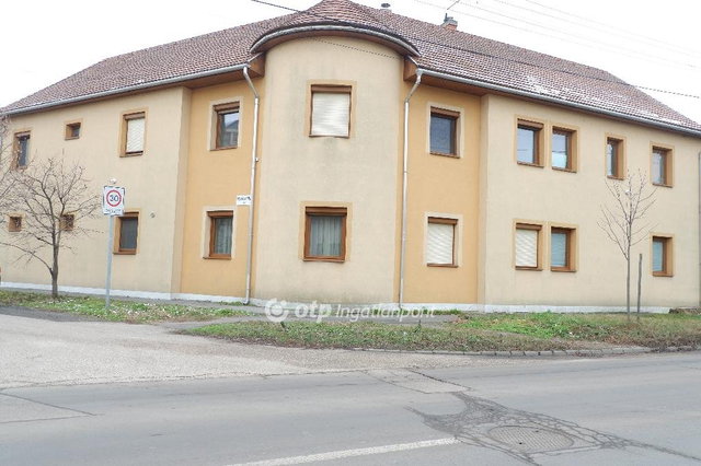 Eladó családi ház, Szegeden 400 M Ft, 8 szobás