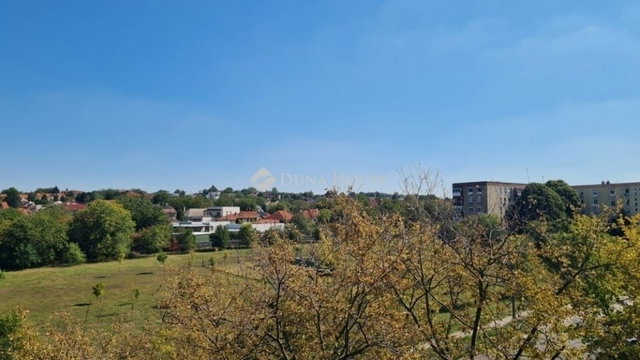 Eladó panellakás, Pécsett 41 M Ft, 3 szobás