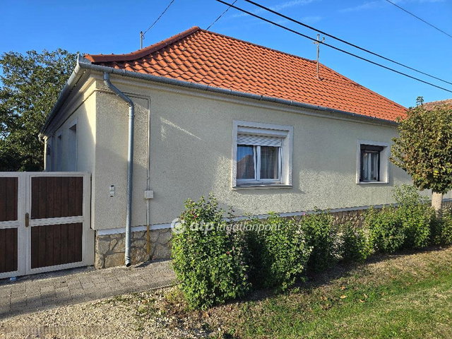Eladó családi ház, Pápán 52 M Ft, 5+1 szobás