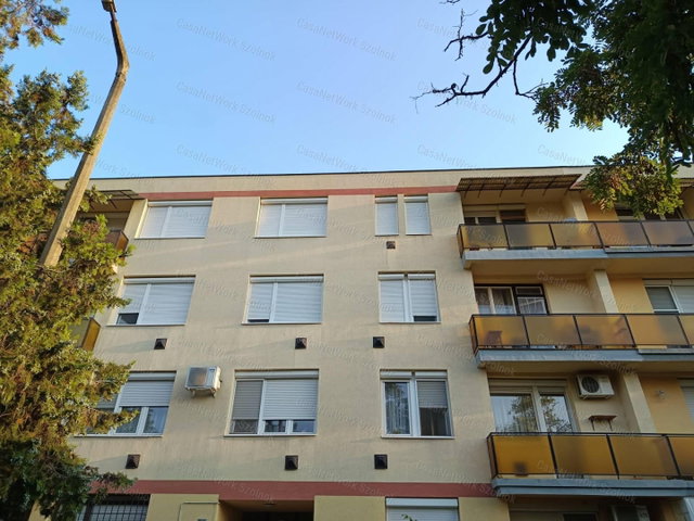 Eladó téglalakás, Szolnokon 32.5 M Ft, 2 szobás